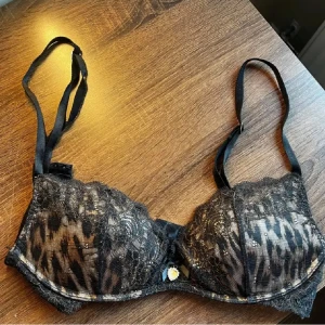 Intimissimi bh - Intimissimi bh i mycket bra skick :) köpt på plick, aldrig använd av mig då den inte passa som jag ville.  Hör av dig vid frågor! 💗