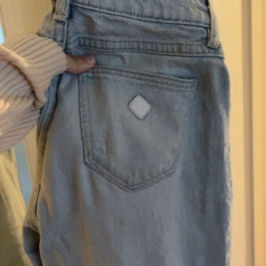 Abrand lågmidjade jeans! - Hej! Säljer nu mina lågmidjade Abrand jeans som jag köpte för 999 kr! Jag är 176 och säljer de då jag inte sått användning av de!💕