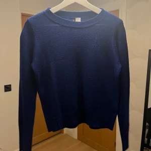 Stickad tröja  - Superfin tröja i använt skick (där av priset) men fortfarande super fin!