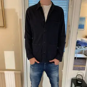 En najs overshirt från A Day’s March. Färg mörkblå Skick 8/10 Pris 399 Skriv om ni har några frågor eller vill ha fler bilder!