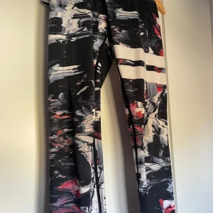 Stronger tights - Säljer dessa super fina tränings tights från stronger, storlek XS. De är aldrig använda. Nypris 800kr och säljer för 350kr🤍