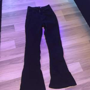 Svarta utsvängda jeans från Gina med slits. Säljer för att dom inte kommer till användning 