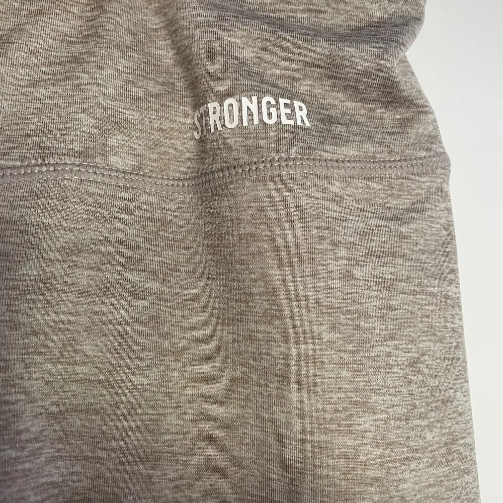 Säljer dessa beiga tränings tights från stronger i storlek XS, använda en gång men inga defekter! Nypris 700kr och säljer för 290kr🤍. Sportswear.