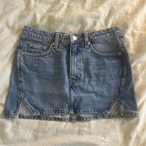 Jeanskjol - Världens sötaste mini-jeanskjol från weekday, kjolen är helt ny och aldrig använd. Den har också jättefina slitsdetaljer. Den är inte i stretchigt jeanstyg. 🩵
