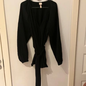 Svart tröja - Bra kvalité svart tunn långärmad och ungefär helt ny.