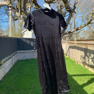 Knälång sammetsklänning från Zara - Jättefin klänning i sammet från Zara. Använd ett fåtal gånger, så i mycket fint skick!