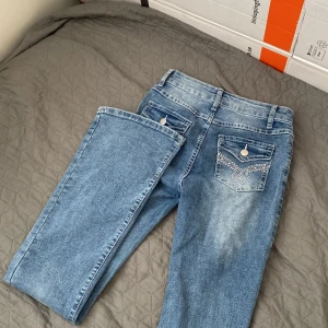 Mörk blåa jeans  - Mid waist, priset kan diskuteras 