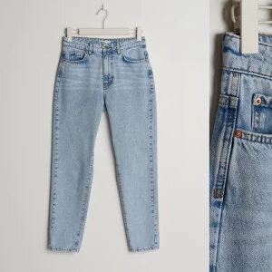 Dagny Mom jeans - Använda 1 gång så nästintill nyskick, för små på mig. Helt slutsålda 