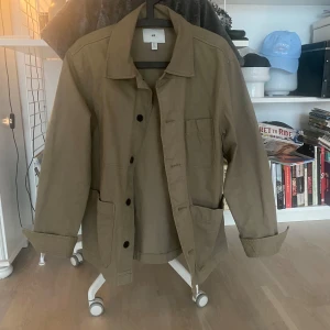 Grön overshirt - Bra skick, storlek M. Skriv för fler frågor.