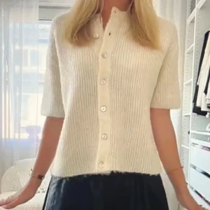 Kofta Gina tricot - Fin kofta från Gina. Inga defekter 