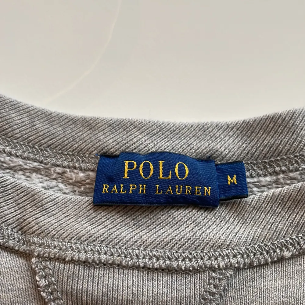 Säljer min Ralph Lauren tröja i väldigt gott skick då den e för liten för mig. Storleken är M men den sitter som S passar säkert XS. Hör av er vid minsta lilla fråga😊. Tröjor & Koftor.