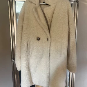 Vinter kappa  - Fin vinterkappa i grädd vit färg använd 1 vinter och är i bra skick 