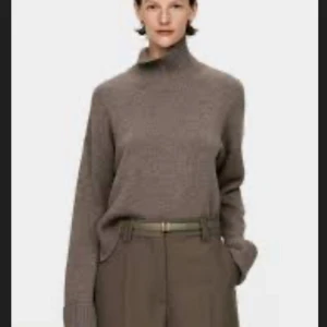 Brun stickad tröja  - säljer en brun stickad tröja från hm med krage, jätte skönt material 