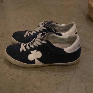 The gallerist skor - Eftertraktade skor,näst intill oandvända box medkommer