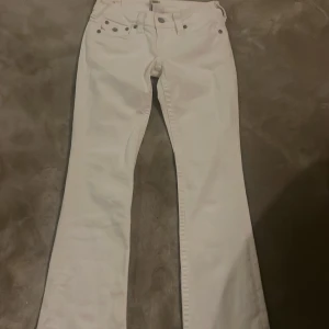 Vita True Religion Jeans - Säljer true religion jeans i storlek 28. Det finns små fläckar som syns tydligare i vissa ljus. De är low waist boot cut.