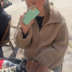 Teddy jacka hm - Så fin jacka från hm i beige. Säljer för att jag har för många jackor ❤️ använd en säsong förra året. 