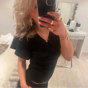 Svart topp - V-ringad topp från Vero Moda, nyskick 