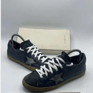 Golden goose - Super fina golden goose i en fin mörkblå färg med vita snören som bländer in extremt fint. Box och dustbag medföljer. För fler frågor är det bara att skriva.