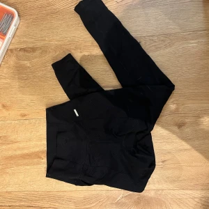 Aimn Luxe seamless tights - Märket har lossnat på ena sidan (se bild) men går att sy fast eller ta bort hel, lämnar det åt köparen annars jättefint skick! Nypris 699:- Passar xs/s