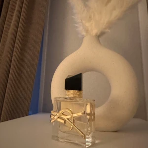 YvesSaintLauren Libre parfym - En nästintill helt ny parfym på 30ml, enbart testad och ingen doft som föll mig i smaken så säljer vidare🩷 nypris ca 700kr, förpackning medföljer! 