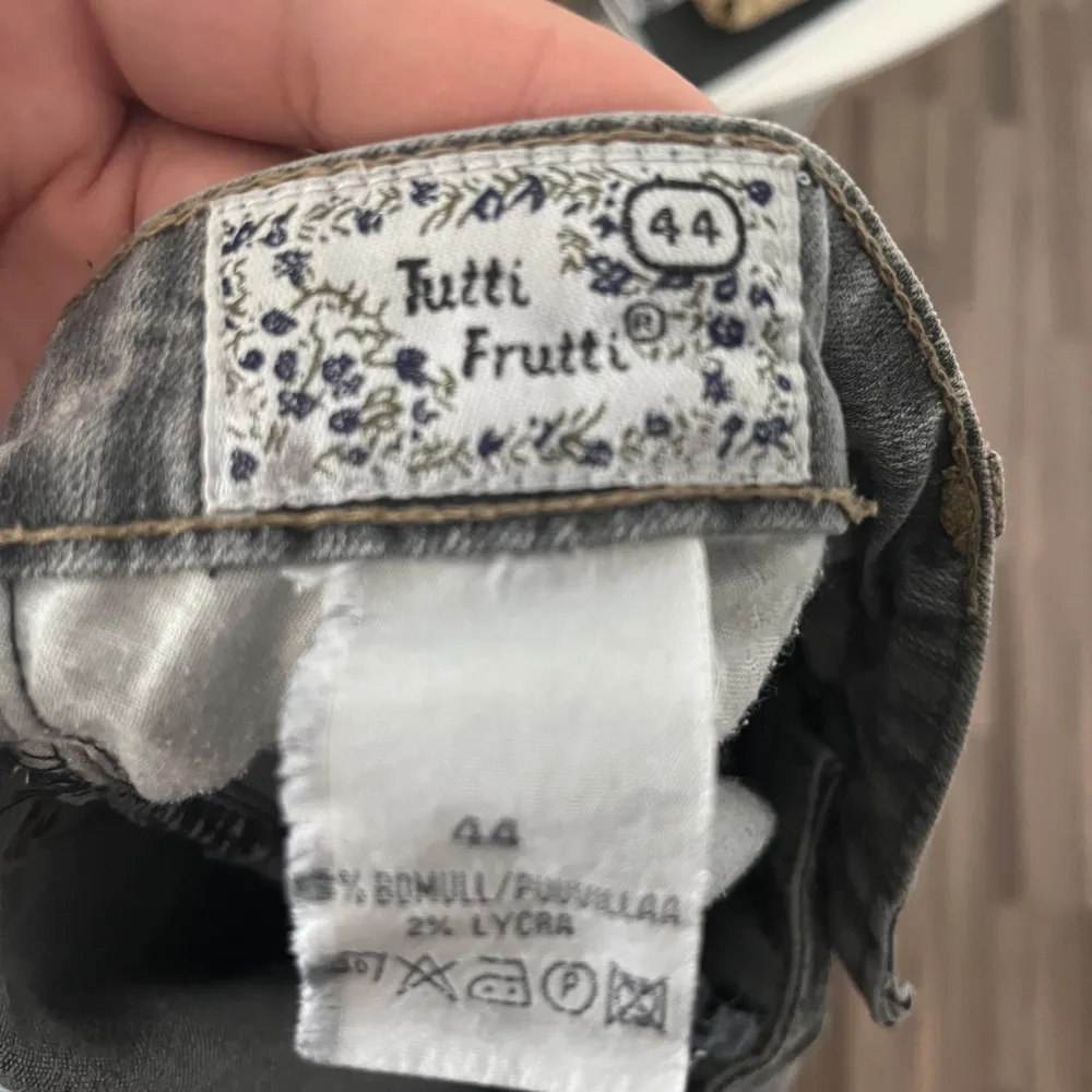 Dem gråa ör från tutti frutti i Stolek 44, väldigt bra skick i low waist flare. Pris 250kr  Dem andra är från hm i Stolek 42 high waist bootcut. Väldigt bra skicka. Pris 250kr. Jeans & Byxor.