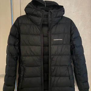 Peak Performance Dunjacka Dam  - Säljer min Peak Performance dunjacka Dam i storlek Small. Den är hyfsat tunn och har en liten huva. Men den värmer ändå! Den är i bra skick☺️Säljer pga för liten. Kom privat för några frågor eller för fler bilder!