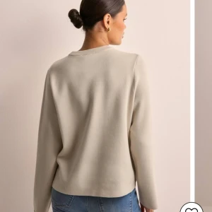 Nelly tröja - Säljer min sprillans nya tröja från Nelly! Oanvänd men utan prislapp kvar.  Ordinarie pris 500kr därav nypris