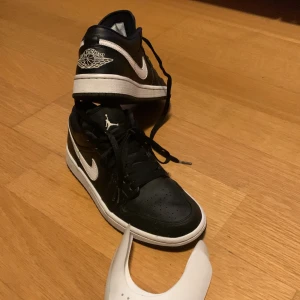Jordan 1 Low  - Hej säljer nu mina Jordan 1 low storlek 38.5 då dom har blivit för småa. Väldigt bra skick på dom. Det följer även med ett par crease skyd till dom. Ny pris runt 1500kr. Vill ha nåt runt  350kr går såklart att pruta 😁