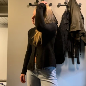 Stickad kofta - Grå stickad kofta från zara. Aldrig använd. Formsydd. Rehjält stickad! 