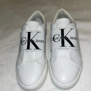 Vita Calvin Klein skor - använt kanske max 2-3 gånger men den är ren och som ny.  
