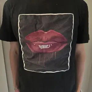 Säljer båda mina limitato T-shirts som är rikligt feta båda 2, ny pris ligger på 2000kr styck och tröjorna är väldigt exklusiva och riktigt snygga, perfekt för dig som vill ha en elegant och exklusiv tröja för ett bra pris!👕💵båda för 799kr