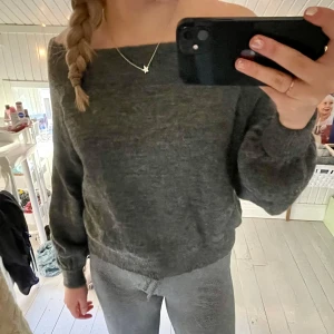 Stickad off-shoulder - 🤗