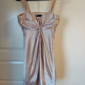 Klänning - Champagne färgad klänning, fint skick! Är storlek M men passar även L