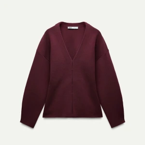 Vinröd kofta från Zara - Säljer en stilren vinröd kofta från Zara. Den har en djup v-ringning och är perfekt för både vardag och fest. Koftan är långärmad och har en elegant passform som gör den lätt att matcha med olika outfits. Helt ny aldrig använd och slutsåld💓