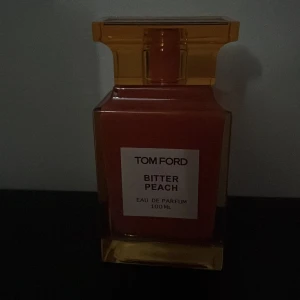 Tom ford parfym Bitter peach 100 ml ej äkta  - Vi snabbare affäre pris kan diskuteras ? :)   Säljer Tom ford parfym 100 ml se bild hur mkt som är kvar i flaskan . 