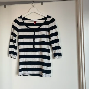 Basic tröja  - Randig Basic tröja i använt fint skick!   Stl 34 