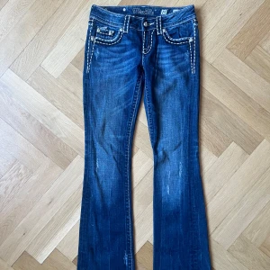 Miss Me Bootcut Jeans - Sjukt snygga vintage miss me jeans i bootcut modell med ursnygga slitningar på bakfickorna, skriv om ni har några frågorna🍁🩵🙌 Midja: 32cm Innerbenslängd: 74cm