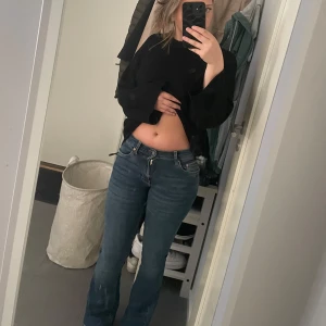 Lågmidjade jeans - Ett par superfina mörkblåa jeans ifrån Gina i storlek 34💗 knappt använda och i jättebra skick