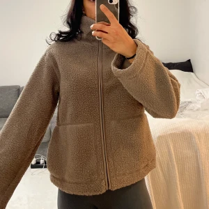 Hm jacka pile - Se mått på bild. Strl M. Aldrig använd. Prislappar kvar. 