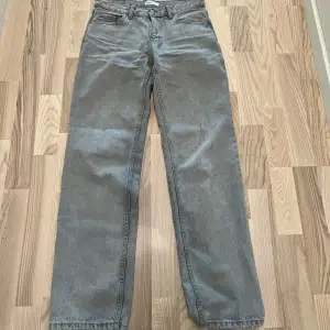 säljer dessa lågmidjade jeans från Ginatricot (perfectjeans Ginatricot) i straight. Dom är för stora för mig, storlek 36. Har använt dom ett par gånger men dom är i bra skick, inga defekter.