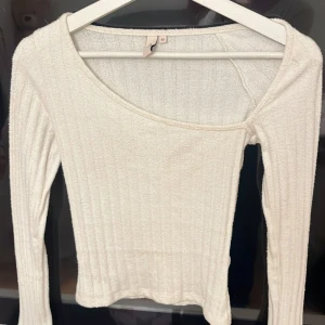 Asymmetric Structure Top - Vit one shoulder långärmad topp. Från Nelly. Fint skick. 💋