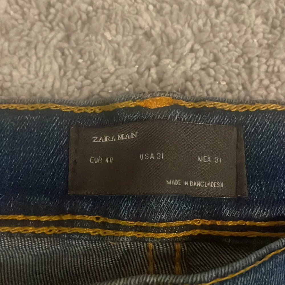 Tja! Säljer mina as feta Zara jeans med en najs tvätt å snygga slitningar! Modellen är 176 och väger 56kg. W 31 men passar ändå bra på mig, skulle säga att de sitter lite mindre. Om du har frågor eller funderingar så hör av dig 🤙 Mvh JacobsCloset . Jeans & Byxor.