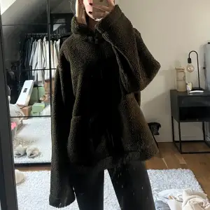 Grön teddyjacka från h&m, helt slutsåld i alla storlekar! I storlek XL men är väldigt liten i modellen så blir bara som en oversized jacka, jag brukar normaltvis ha xs/s och är 167 cm lång💕