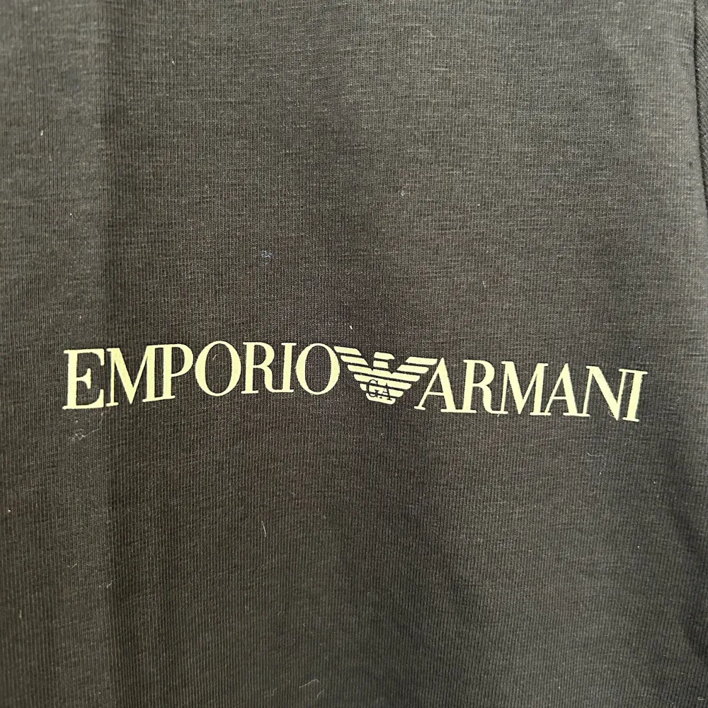 Säljer en Emporio Armani T-shirt med gult tryck. Tröjan är helt ny, helt oanvänd och är i mycket bra kvalitet. Hör av er vid frågor.. T-shirts.