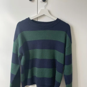 Randig tjocktröja - Grönblå randig tjocktröja från shein. Liten i storleken💐