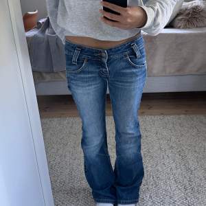 Lågmidjade bootcut från märket ”lee”. Midjemått 35cm, innerbenslängd 78cm💕