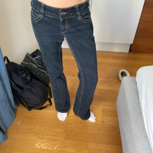 Jeans Lågmidjade  - As snygga Lågmidjade jeans från only! Innerbenslängden:73 cm, midjemått: 38! Super fint skick❤️skcika prisförslag!!