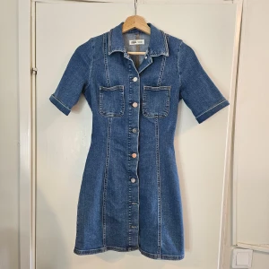 Jeansklänning - Super snygg figursydd klänning från Zara. 