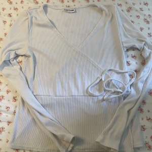 Omlott långärmad tröja - Superfin vit ribbad omlotttröja/ kofta som man knyter, storlek S