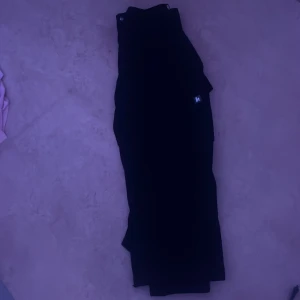 Harlaut Apparel byxor  - Svarta Haurlaur Apparel byxor XXL, jag är 185, passar bra till dig som år lång med större ben eller som gillar extra baggy, lite trasig längst ner på byxorna därav priset